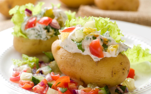 Bakad potatis med tomat-och yoghurtsås