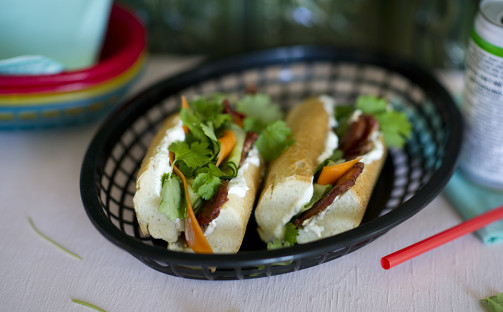Banh mi – Vietnamesisk baguette med sidfläsk och yoghurtdressing