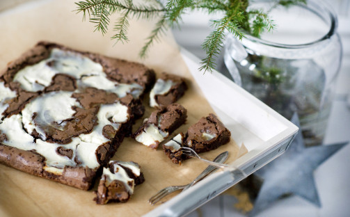 Brownies med yoghurtswirl och havssalt