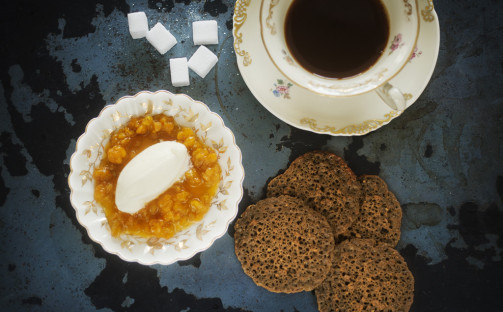 Champagneyoghurtglass med rårörda hjortron och mandelflarn