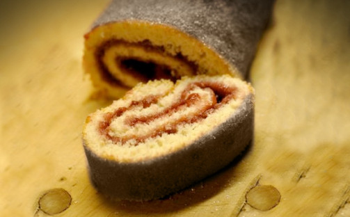 Chokladrulltårta med hallonfyllning