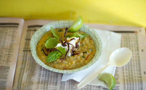 Daal med rostad lök och yoghurt