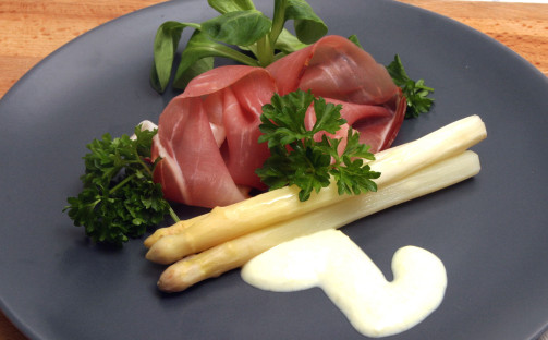 Färsk sparris med wasabicrème