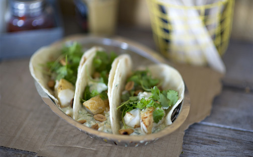 Fish tacos med korianderyoghurtsås