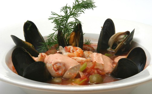 Fisksoppa med chiliyoghurt