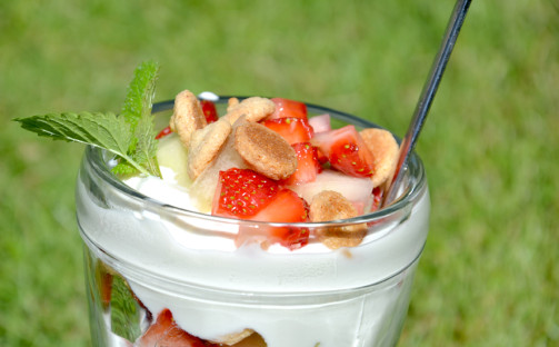 Frasig fruktsallad med syltad ingefära