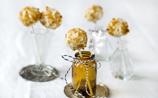 Frozen yoghurt cake pops med pepparkakskross