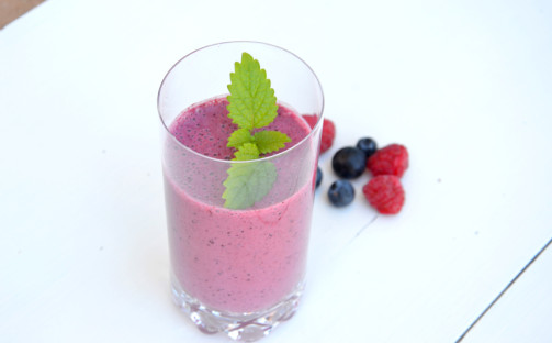 Fruktsmoothie med hallon och blåbär