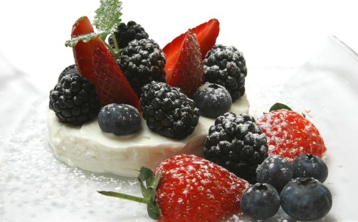Frusen cheesecake med sommarens bär