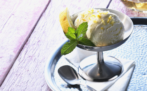 Frusen hjortronyoghurt