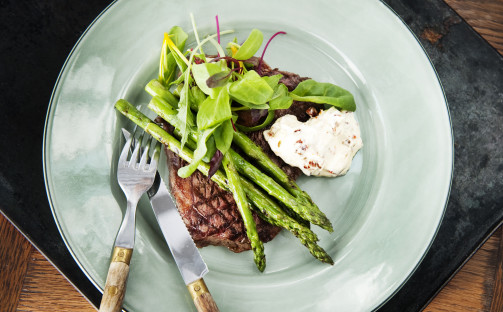 Grillad entrecôte och sparris med BBQ-yoghurt