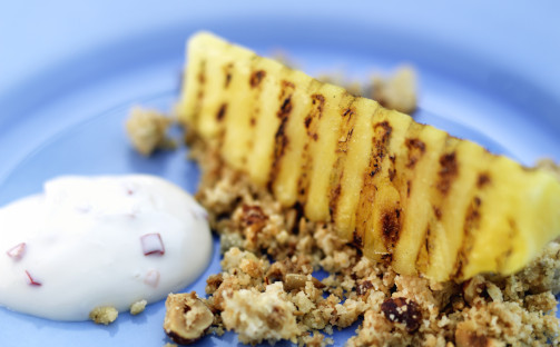 Grillad ananas med goda smulor och honung- & chiliyoghurt
