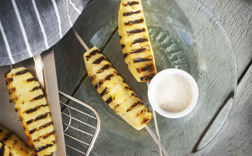 Grillad ananas med vanilj- och honungsyoghurt