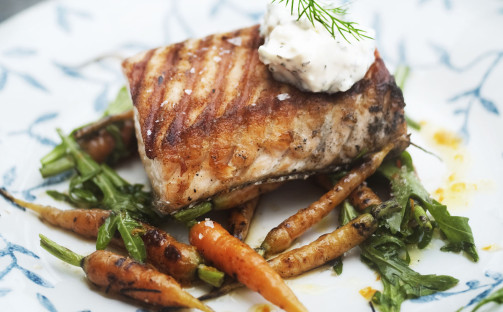 Grillad lax med marinerade morötter och örtig fårostcrème