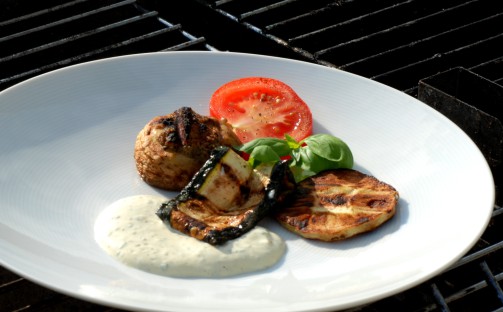 Grillade grönsaker med basilikacrème