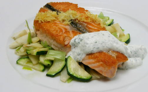 Grönsaksfylld lax med dill- och citroncrème