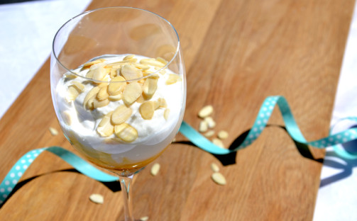 Honungsyoghurt med mandelflarn