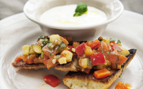 Kall yoghurtsoppa och vitlöksbröd med provencalska grönsaker