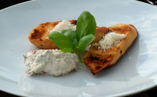 Kryddig parmesankräm med rostat vitlöksbröd