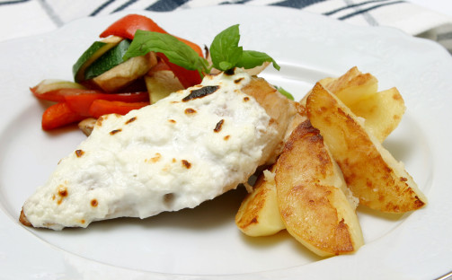 Kyckling under fetaosttäcke