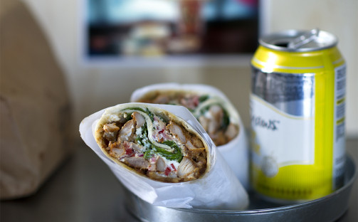 Kycklingburrito med yoghurtmyntasås