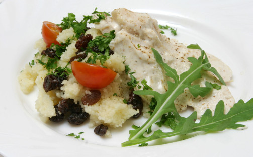 Kycklingfilé med garam masala och kall yoghurtsås