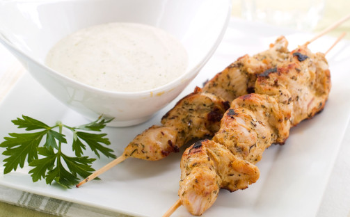 Kycklingspett med ört- och citronyoghurt