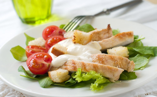 Kycklingsallad med tomat och yoghurt