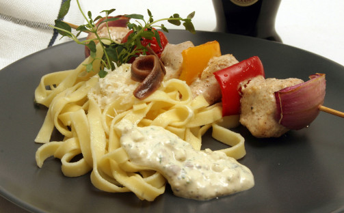 Kycklingspett med caesarpasta