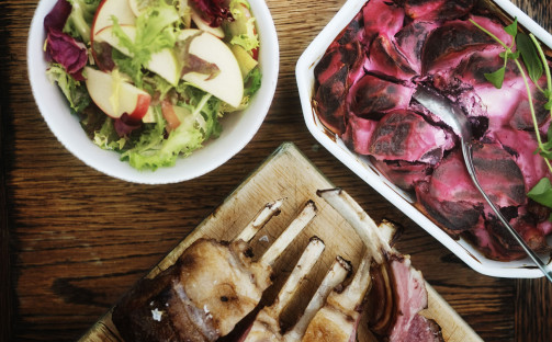 Lammracks med rödbets- och yoghurtgratäng samt äppelsallad