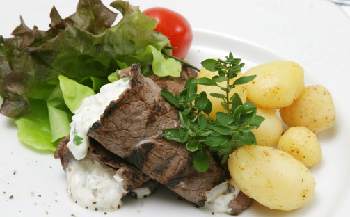 Lövbiffsrullader med örtyoghurt