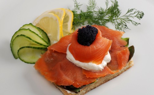 Lyxig toast på rökt lax och stenbitsrom