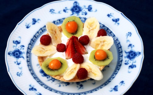 Paj med färska bär och rysk yoghurt