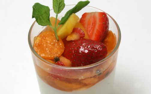 Pannacotta med chili- och ingefärskryddad fruktsallad