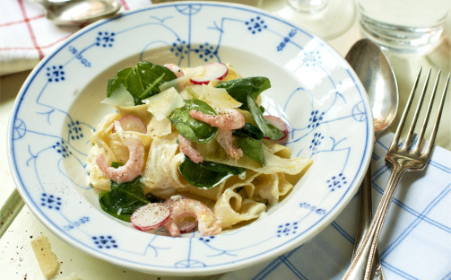 Pasta med räkor, spenat och citronyoghurt