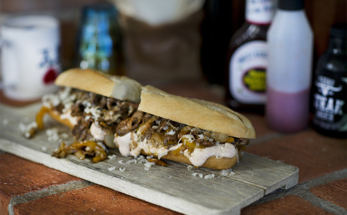 Philly cheese steak sandwich med chiliyoghurt