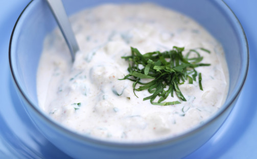 Röd Curryyoghurt med äpple och basilika