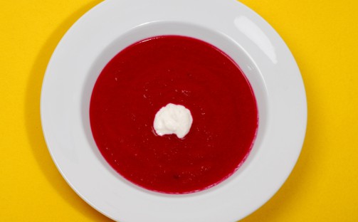 Rödbets- och polkabetssoppa med fetaosttopping