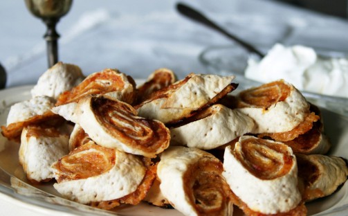 Rostade tunnbrödssnittar med parmesan och rökt skinka