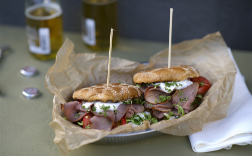 Rostbiffmacka med ostyoghurtsås