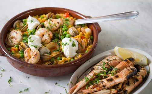 Skaldjurspaella med yoghurtsås