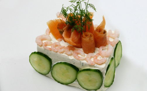 Smörgåstårta med lax och räkor
