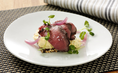 Smörrebröd med rostbiff och kryddig yoghurtsallad samt picklad rödlök