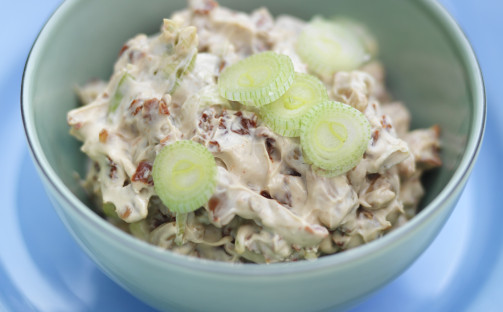 Soltorkad tomatröra med salladslök och pinjenötter