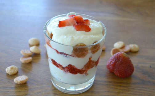 Somrig jordgubbsdessert