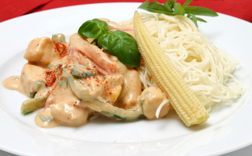 Tandoorikyckling med nudlar och ”mangosvalka”