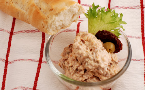 Tomat- och olivröra med västerbottenost