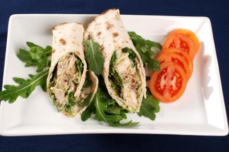 Tunnbrödsrulle med kyckling, pesto och tomat