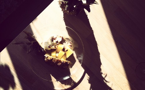 Ugnsbakad ananas med Yoghurtgrädde, nötter och honung