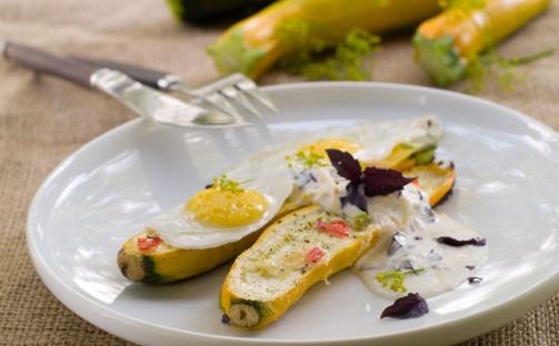 Ugnsbakad zucchini med ägg och yoghurtsås